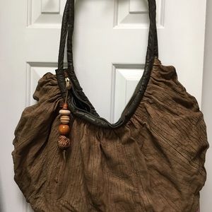 VIVA BOHO made in California, textured leatherlike purse w/wood& pod zipr pull.